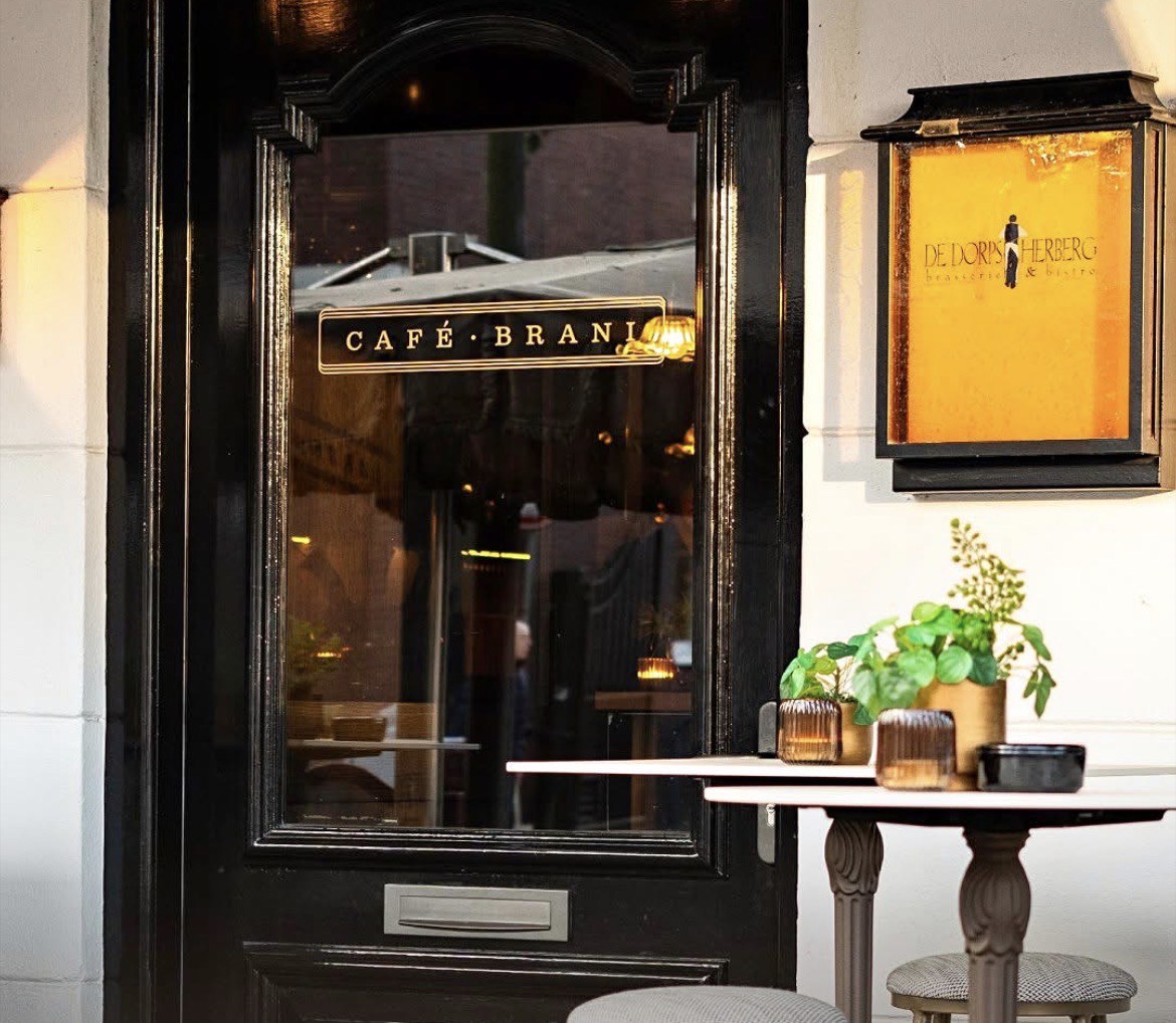 Raambestickering voor Café Brani