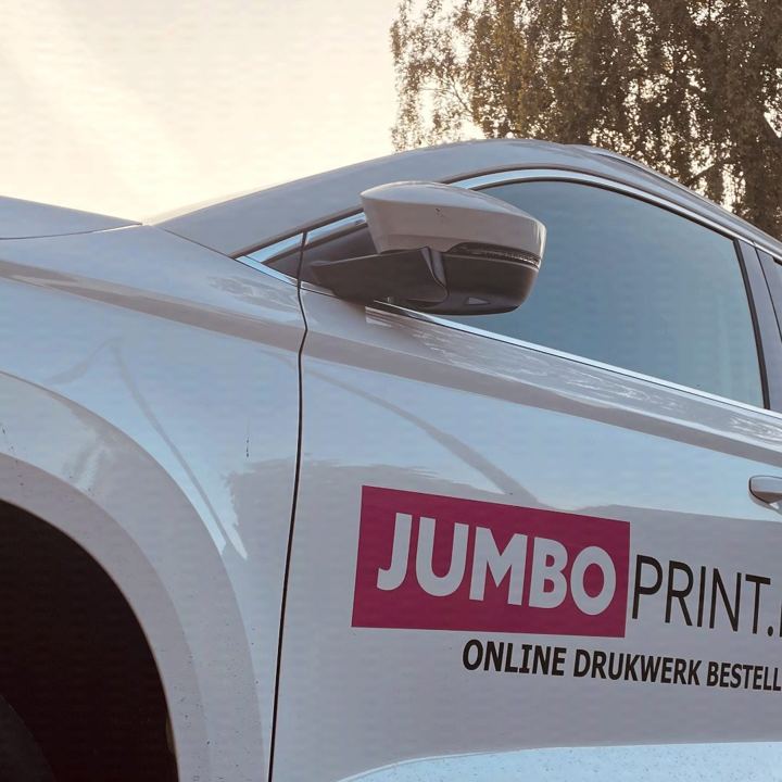 Bedrijfswagen met belettering