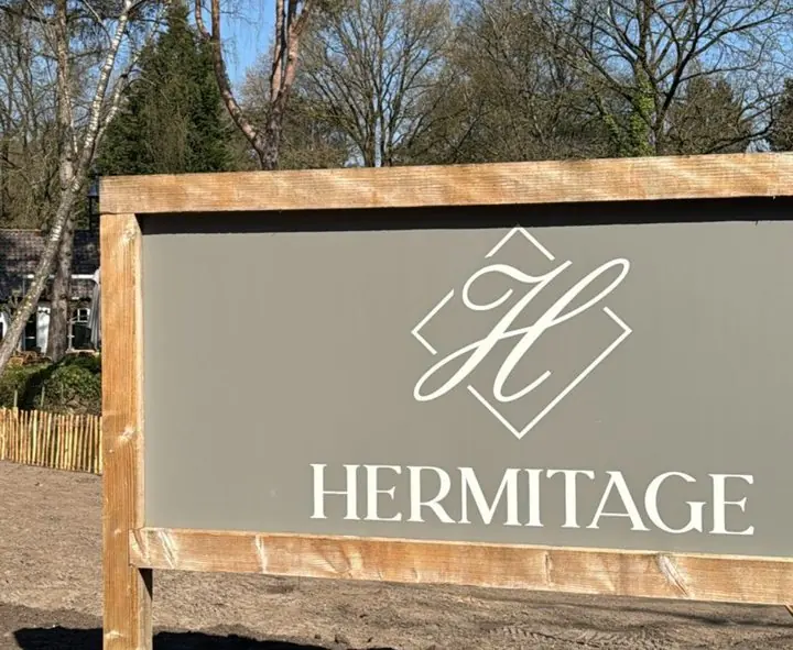 Naambord en raamfolie voor Hermitage, Hermitage