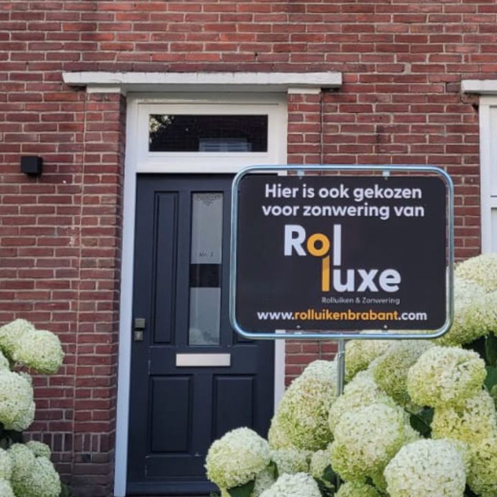 Reclamebord van Rolluxe op locatie bij een klant