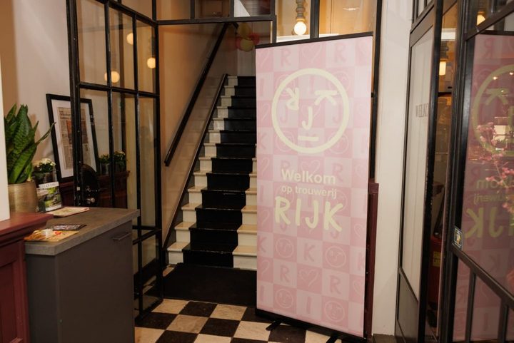 Bedrukte aankleding in een trappenhuis voor AMBIANS