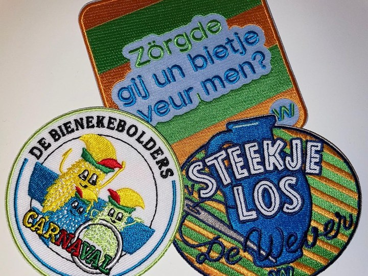 Geborduurde carnavalsemblemen met clubnamen