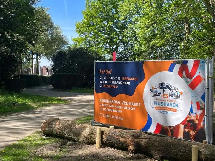 Spandoek voor Koningsdag aan de Piushaven, Koningsdag Piushaven