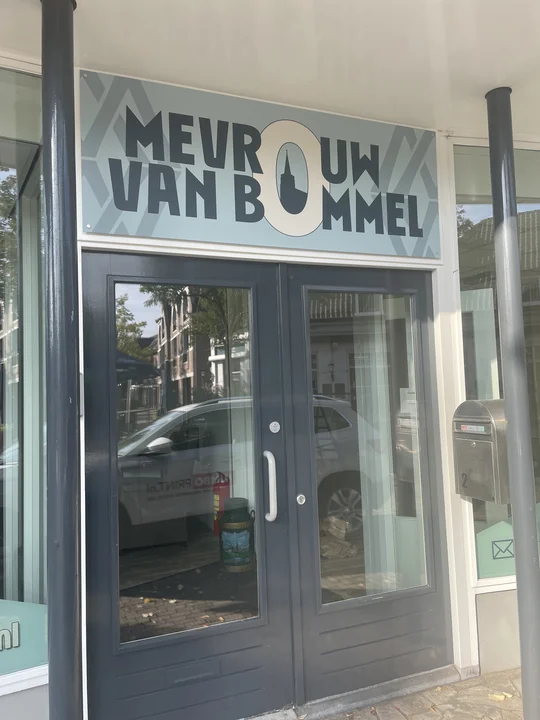 Gevelbord voor Mevrouw van Bommel, Mevrouw van Bommel