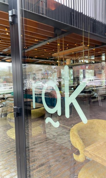 Raambestickering op de pui van Restaurant RAK