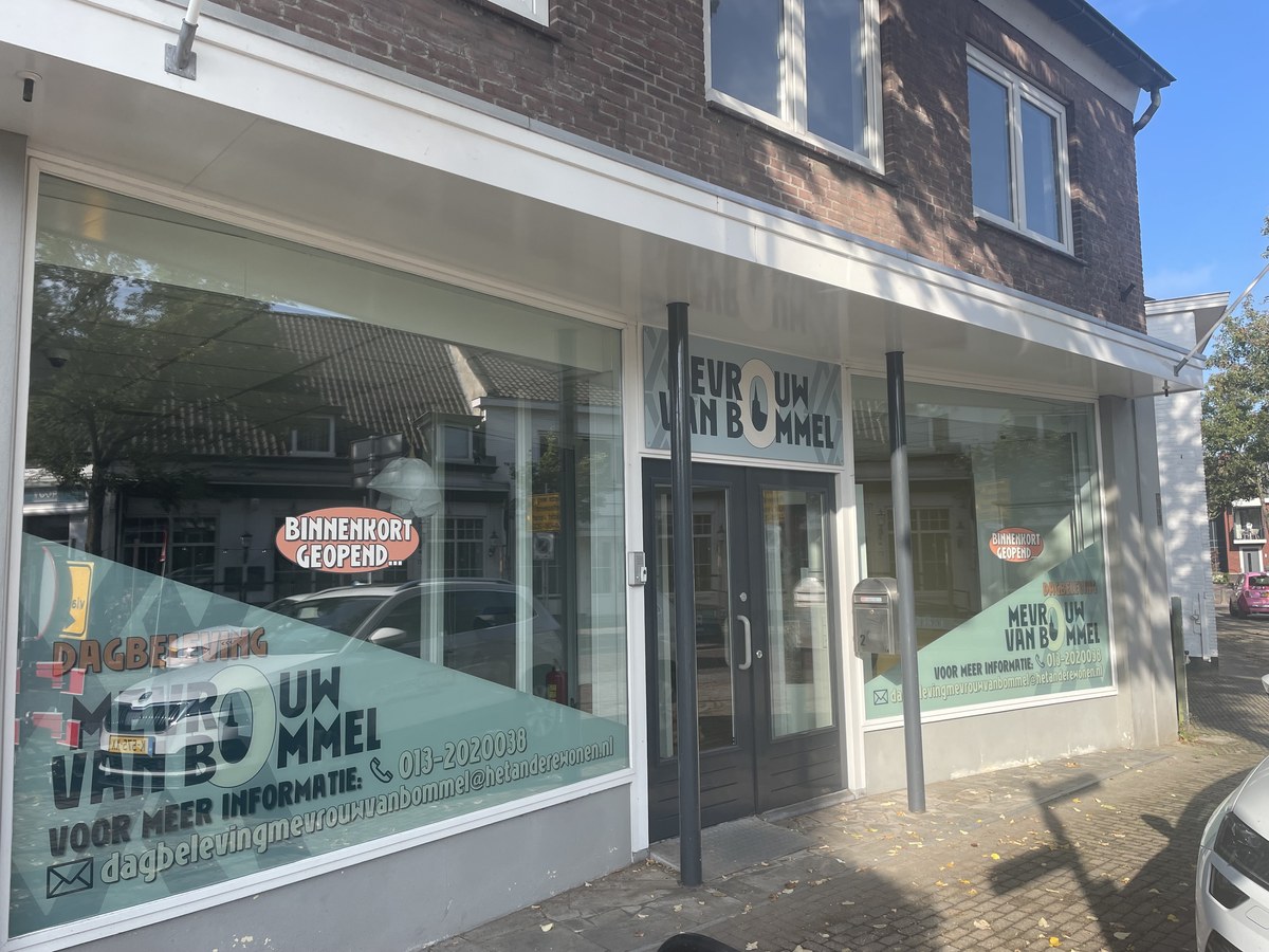 Winkelpui van Mevrouw van Bommel in Moergestel met naam en raambestickering