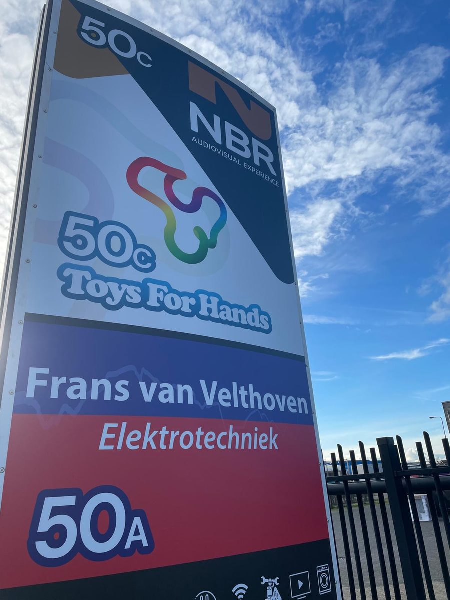 Straat-signing voor NBR Audio Visueel