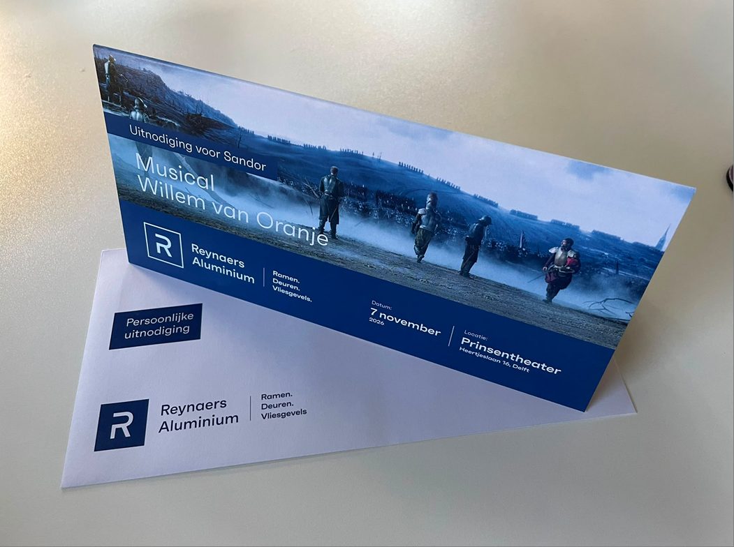 Uitnodigingen en enveloppen voor Reynaers Aluminium