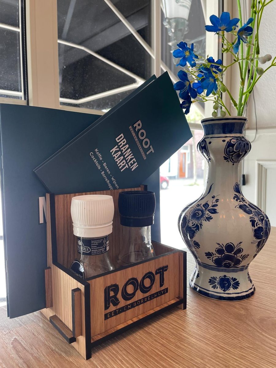 Menu-, drankenkaart en menuhouder voor Eet- en Borrelhuys RooT